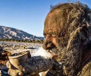 عموحاجی و زندگی خارج از عرف؛ پیپِ فضولات و مرده خواری حیوانات به عمرش افزود