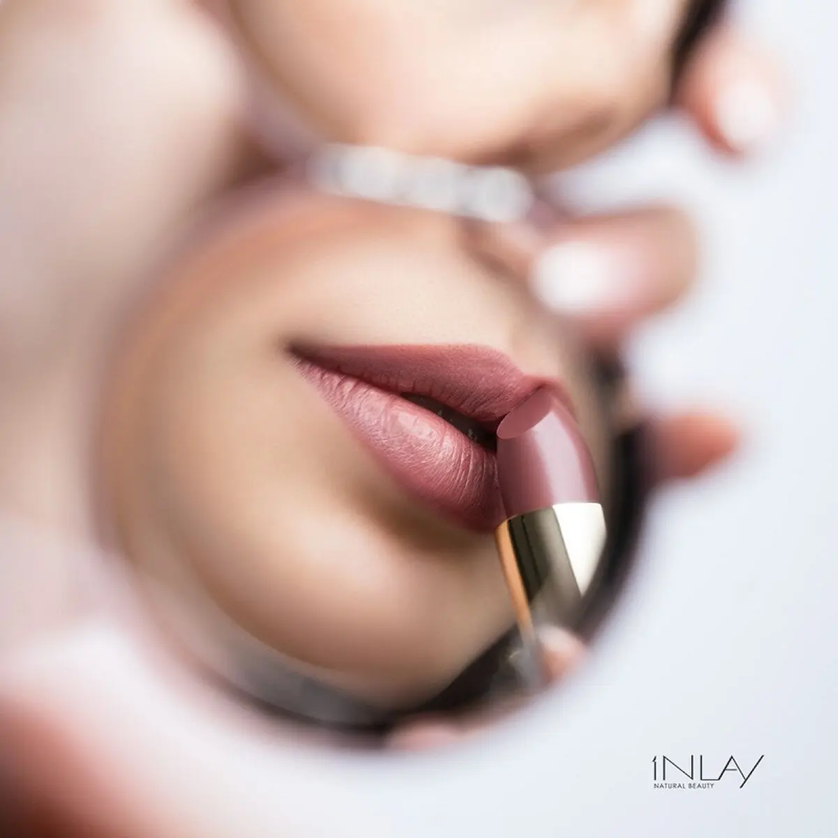 چه جوری رژ لب بزنیم؟
