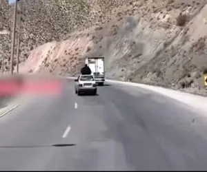 بدلکاری ناشیانه؛ سوار شدن خانم چادری رو سقف پراید در جاده / حرکت مخاطره آمیز و ترسناک