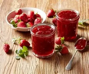 طرز تهیه مربای توت فرنگی + رازهای شکرک نزدن