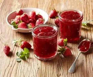 طرز تهیه مربای توت فرنگی + رازهای شکرک نزدن