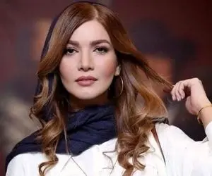 دلربایی خانم بازیگر با شال هنری سرخش!