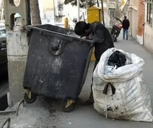 آواز سوزناک؛ مرد زباله گرد نصفه شب چه آهنگ جیگر سوزی میخونه قلبت به تاپ تاپ میوفته