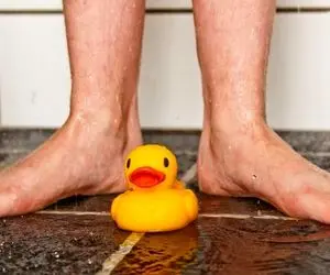 چرا زیر دوش و در حمام نباید ادرار کرد؟ مخصوصاً خانوم ها!!