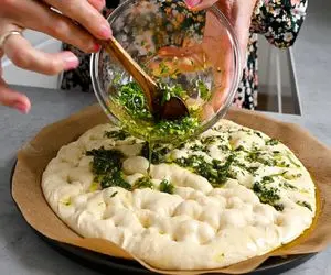 غذای محلی؛ روغن زیتون و با یه مشت آرد و سبزی قاطی کرد شد نون