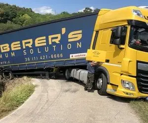 جا به جایی های جانکاه؛ ببینید این راننده ها تو جاده باریک چجور تریلی ها رو عبور میدن