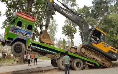 جا به جایی جانکاه؛ بیل مکانیکی گذاشتن رو کامیون غول حمل کنه چپ کرد