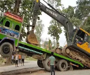 جا به جایی جانکاه؛ بیل مکانیکی گذاشتن رو کامیون غول حمل کنه چپ کرد