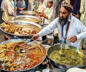 غذاهای محلی؛ پاچه های گاو رو بعد از سلاخی و شرحه شرحه کردن به خورد ملت میدن