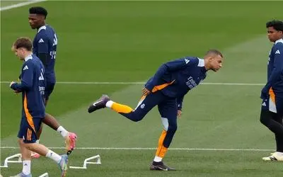 حضور کیلیان امباپه برابر بارسلونا در هاله‌ای از ابهام