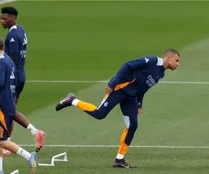 حضور کیلیان امباپه برابر بارسلونا در هاله‌ای از ابهام