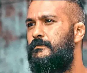 میلاد کی مرام با ظاهر ژولیده نشسته بر مبل به فکر پرواز!