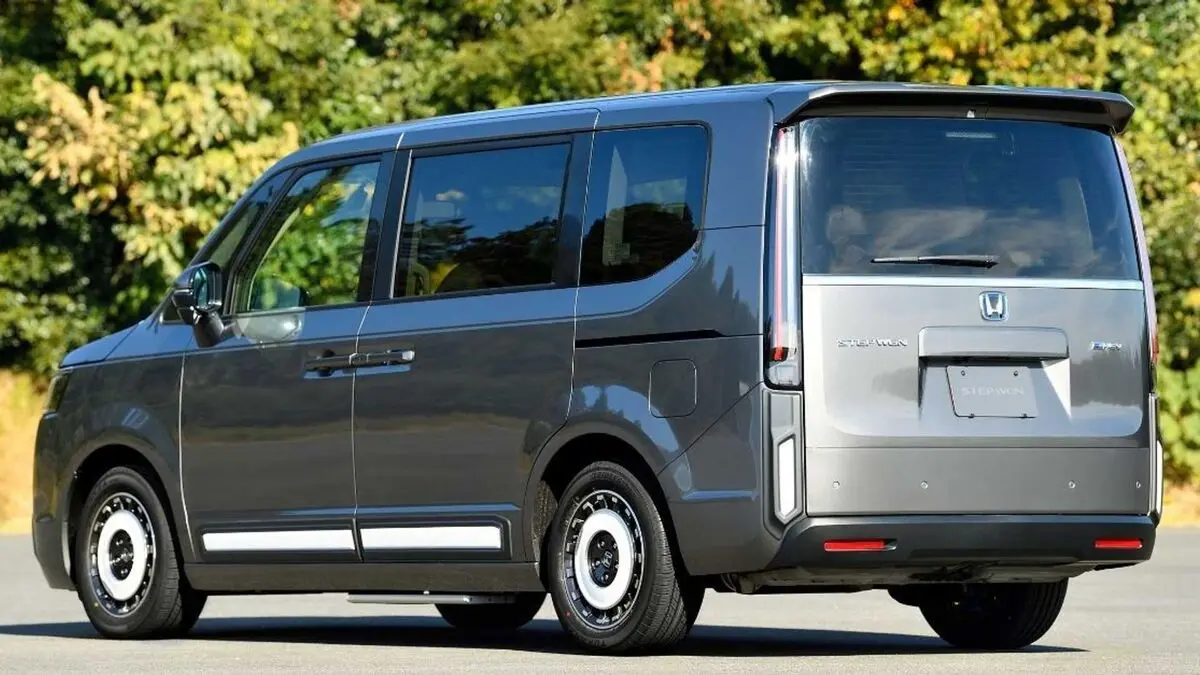 say-hello-to-the-2022-honda-step-wgn-and-all-its-boxy-goodness-3