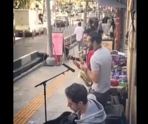 آواز خیابانی؛ اجرای دلنشین این بند را ببینید فقط هماهنگی حرکت خفن شانه ها با ساکسیفون