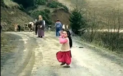 آواز ملکوتی؛ رقص زیبای دخترک بختیاری با ترانه دلنشین بهمن علاءالدین