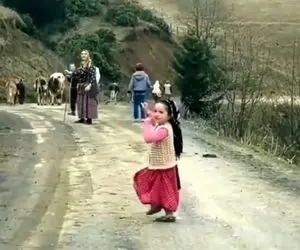 آواز ملکوتی؛ رقص زیبای دخترک بختیاری با ترانه دلنشین بهمن علاءالدین