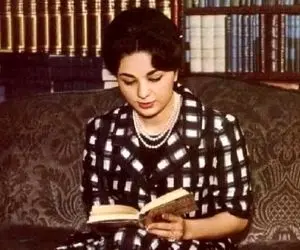 سفر به ایام قدیم سال 1338؛ فرح دیبا ماتم زده سگ رو تو اتاقش به آغوش کشیده