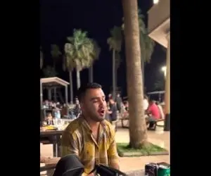 آواز خیابانی؛ ببینید این جوون خوش صدا بین این همه جمعیت چه خفن آهنگ تقدیر رو میخونه