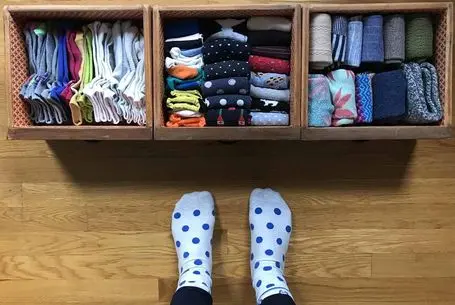 ترفندهای خانه داری؛ چیدمان لباس توی کشو با متد کنماری برای اونایی که فضا ندارن