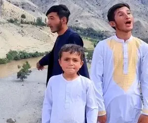 آواز احساسی؛ بردارهای سه گانه با تموم وجودشون آهنگ بغل بغل رو خوندن فقط ته تغاریه