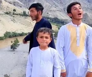 آواز احساسی؛ بردارهای سه گانه با تموم وجودشون آهنگ بغل بغل رو خوندن فقط ته تغاریه