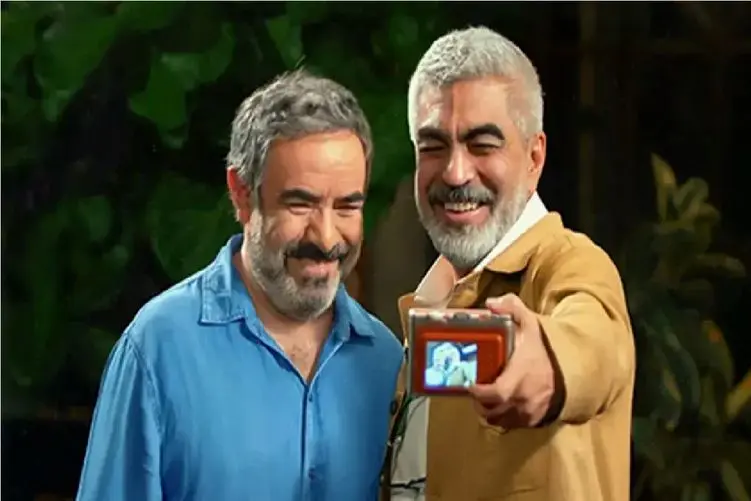 سکانس شاد/شنا کردن حسن معجونی در استخر مارهای کوچک/نگرش جذاب نسبت به مرگ و زندگی