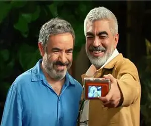 سکانس شاد/شنا کردن حسن معجونی در استخر مارهای کوچک/نگرش جذاب نسبت به مرگ و زندگی