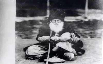 سفر در تاریخ؛ پیرمرد تو دل برو یه قرن عمر کرد هنوز متولی امازاده است