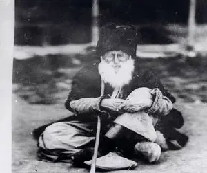 سفر در تاریخ؛ پیرمرد تو دل برو یه قرن عمر کرد هنوز متولی امازاده است