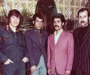 آواز شاد؛ تو عروسی دهه 50 داماد و ساقدوشا کت شلوار مدادرنگی پوشیدن فقط رقص صورتیه 
