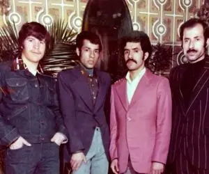 آواز شاد؛ تو عروسی دهه 50 داماد و ساقدوشا کت شلوار مدادرنگی پوشیدن فقط رقص صورتیه 