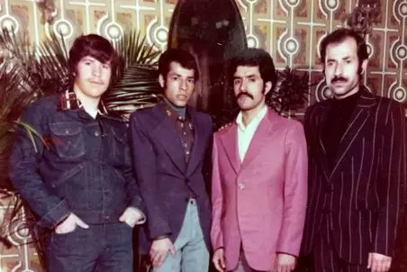 آواز شاد؛ تو عروسی دهه 50 داماد و ساقدوشا کت شلوار مدادرنگی پوشیدن فقط رقص صورتیه 