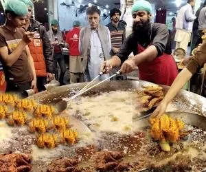 غذای خیابانی؛ وسط خیابون با روغن سیاه شده کثیف مرغ و ماهی سوخاری میکنن میدن به ملت