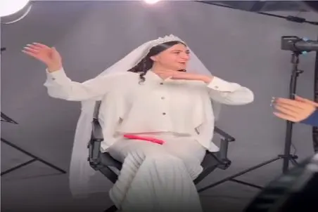 آواز شاد؛ آموزش حرکات موزون اصیل آذری با مریم مومن پشت صحنه عروسیش / چه حرفه ایه