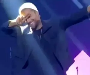 آواز شادیسم؛ رقص هندی ماکان بند تو اجراش که نوازنده ها هم مجبور میکنه و خجالت میکشن