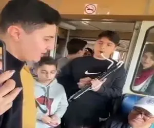 آواز خیابانی؛ پسره انقد قشنگ آهنگ احمد کایارو تو مترو خوند فکر کنم چند نفر جا بمونن