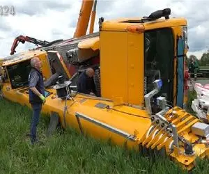 ابزارآلات غول پیکر؛ اپراتور بیل مکانیکی رفت کارو سریعتر کنه چپ کرد