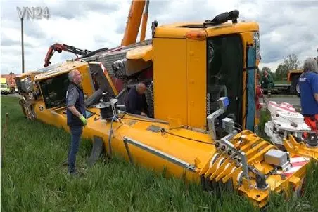 ابزارآلات غول پیکر؛ اپراتور بیل مکانیکی رفت کارو سریعتر کنه چپ کرد