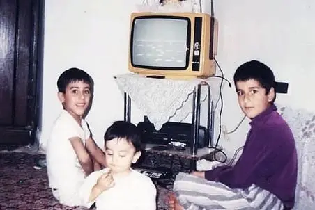 آواز محلی؛ پسر بچه دهه شصت آهنگ غم دنیارو تو عروسی با تمام وجود خوند