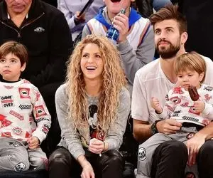 توهین طرفداران پاری سن ژرمن به شکیرا همسر مدافع بارسا!