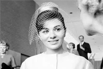سفر به ایام قدیم سال 1959؛ فرح دیبا در حال نسخه پیچی برای مملکت
