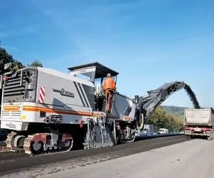 ماشین سازی نو؛ ماشین جاده رو آسفالت میکنه آدما نگاه
