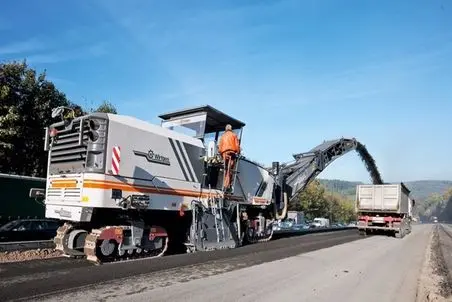ماشین سازی نو؛ ماشین جاده رو آسفالت میکنه آدما نگاه