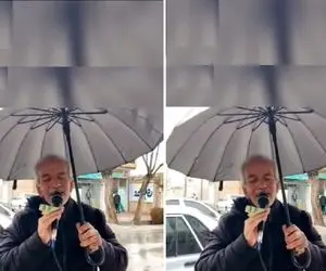 آواز خیابانی؛ ببینید پیرمرد با چتر تو بارون آهنگ بارون بارون هی رو چه دلنشین میخونه!