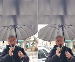 آواز خیابانی؛ ببینید پیرمرد با چتر تو بارون آهنگ بارون بارون هی رو چه دلنشین میخونه!