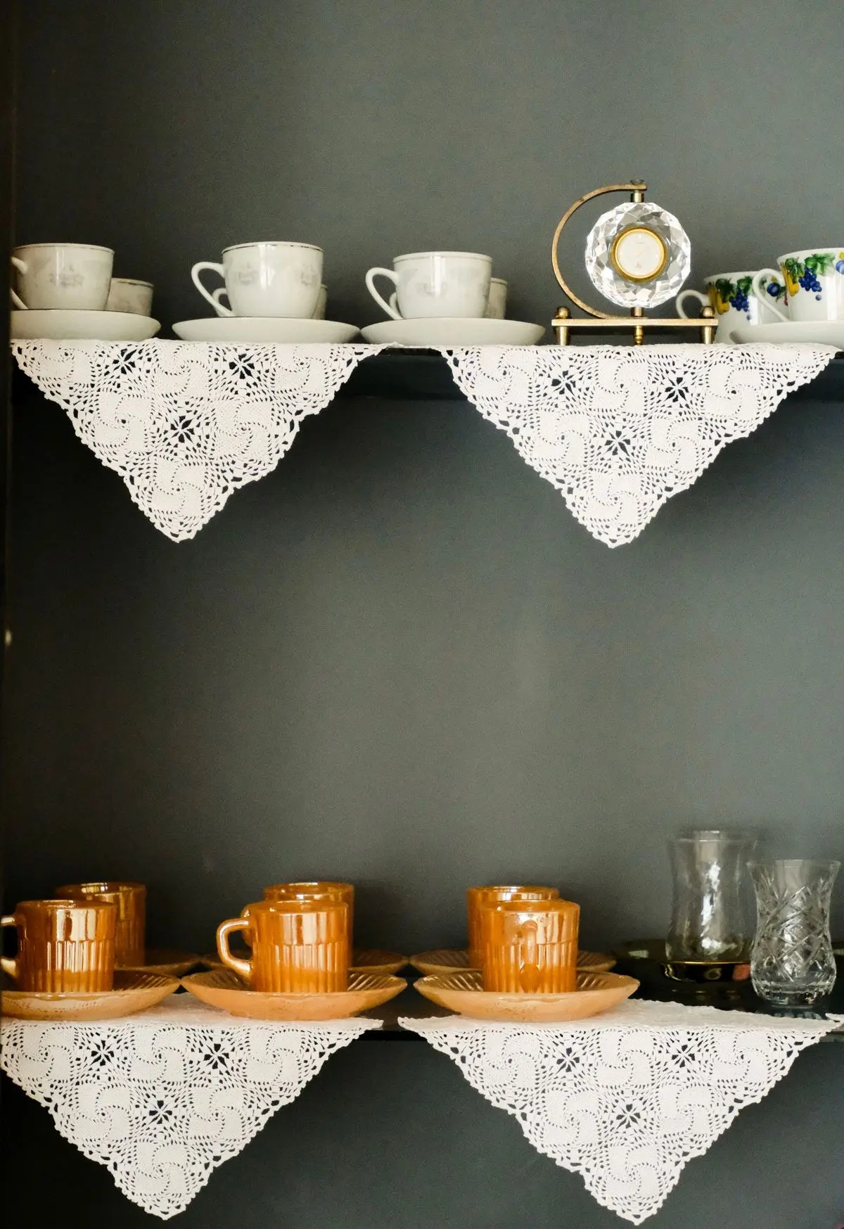 چیدمان ظروف چینی در کابینت