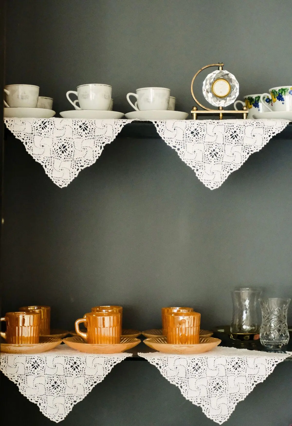 چیدمان ظروف چینی در کابینت