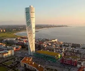 معماری خلاقانه؛ اولین برج پیچنده جهان تو سوئد با 190 متر ارتفاع که چرخش 90 درجه داره