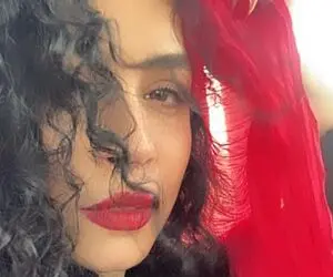عاشقانه های ملیکا شریفی نیا وقت خواب؛ تو نباشی کی منو نوازش می کنه؟!