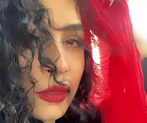 عاشقانه های ملیکا شریفی نیا وقت خواب؛ تو نباشی کی منو نوازش می کنه؟!